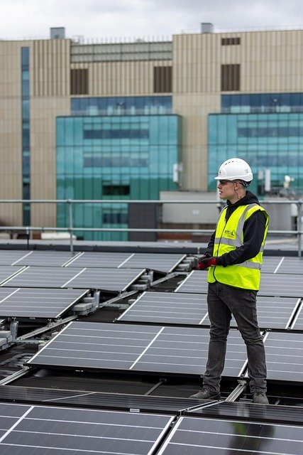 Énergie solaire pour bâtiment industriel : boostez votre efficacité !